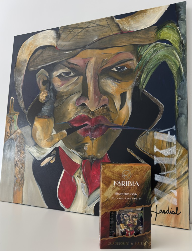 bouteille Artist 2 by Renée Hardial devant le tableau Zaka qui a servi de support graphique pour le packaging